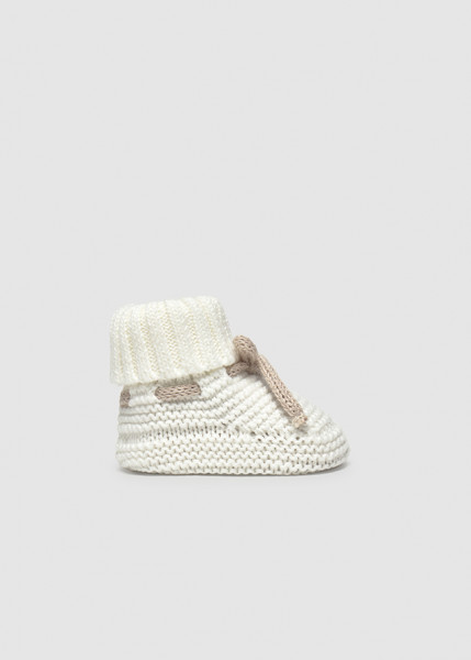 Babyschuhe gestrickt, roh