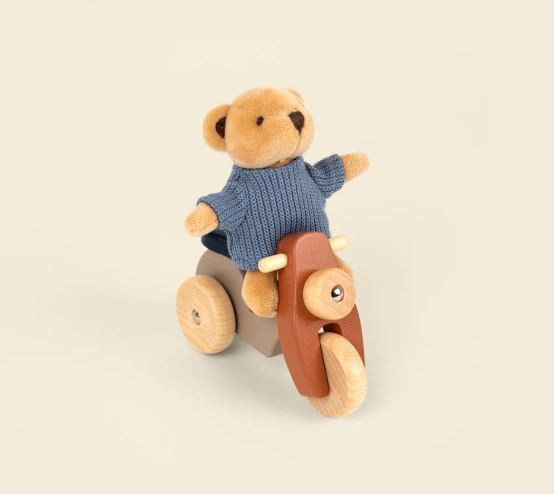 Alexis der Bär auf der Vespa